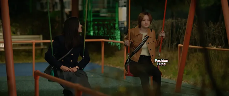 그네에 앉은 차미조 옆에 앉는 정찬영