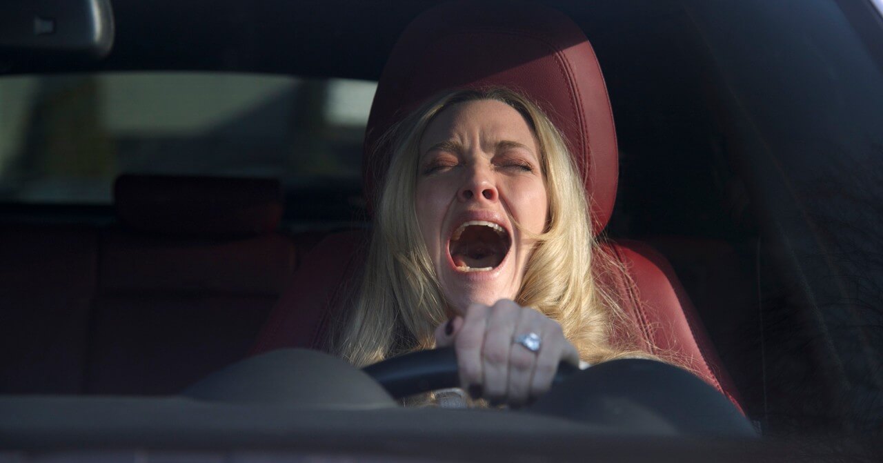 운전석에서 입을 크게 벌리고 오열하는 여자