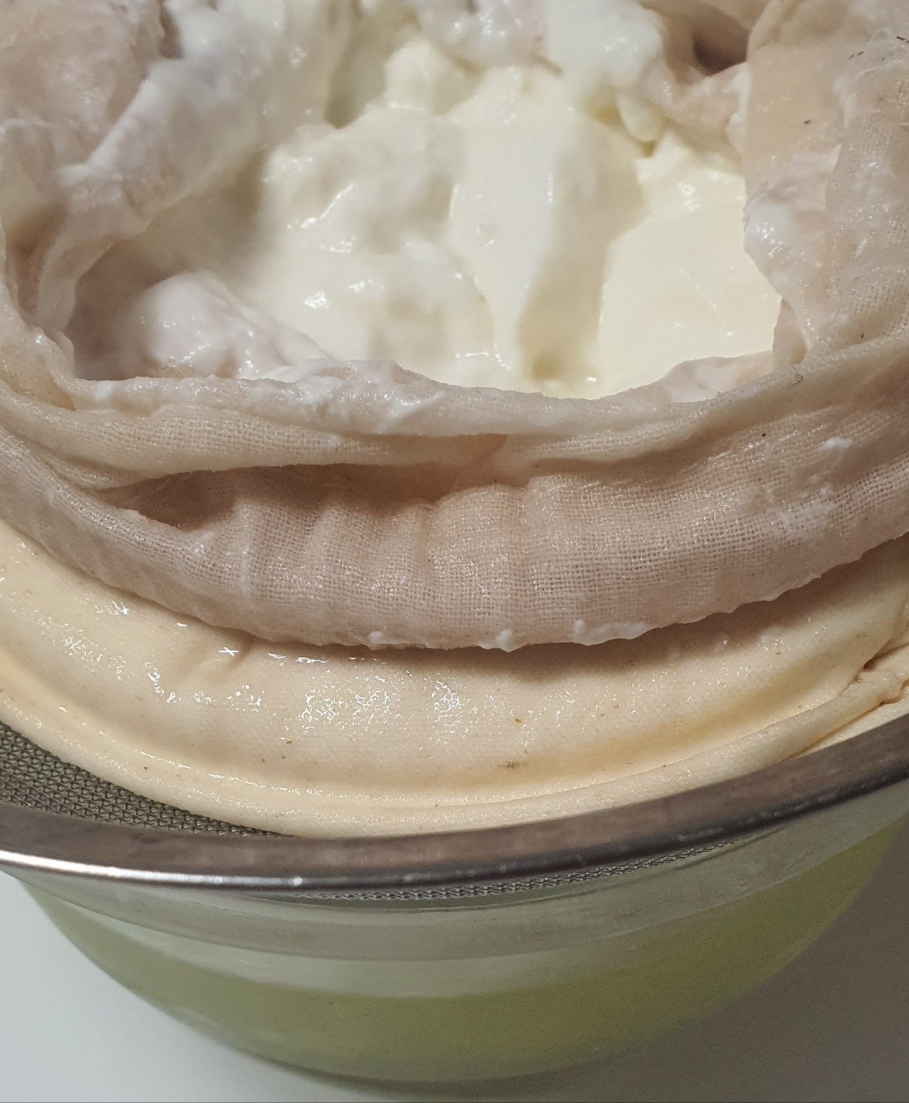 면보위에서 유청이 걸러지는 모습