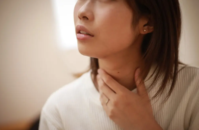 목이 아픈 여성