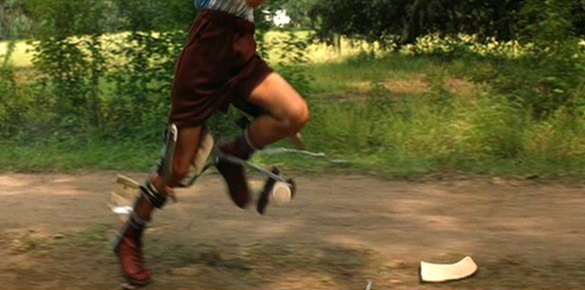 다리 교정기를 찬 채 달리는 포레스트 검프_#1