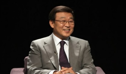 김동건-아나운서가-앉아-있는-모습