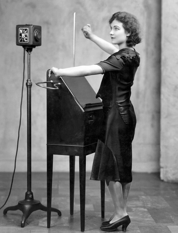 1930년 NBC라디오에서 테레민을 연주하는 알렉산드라 스테파노프