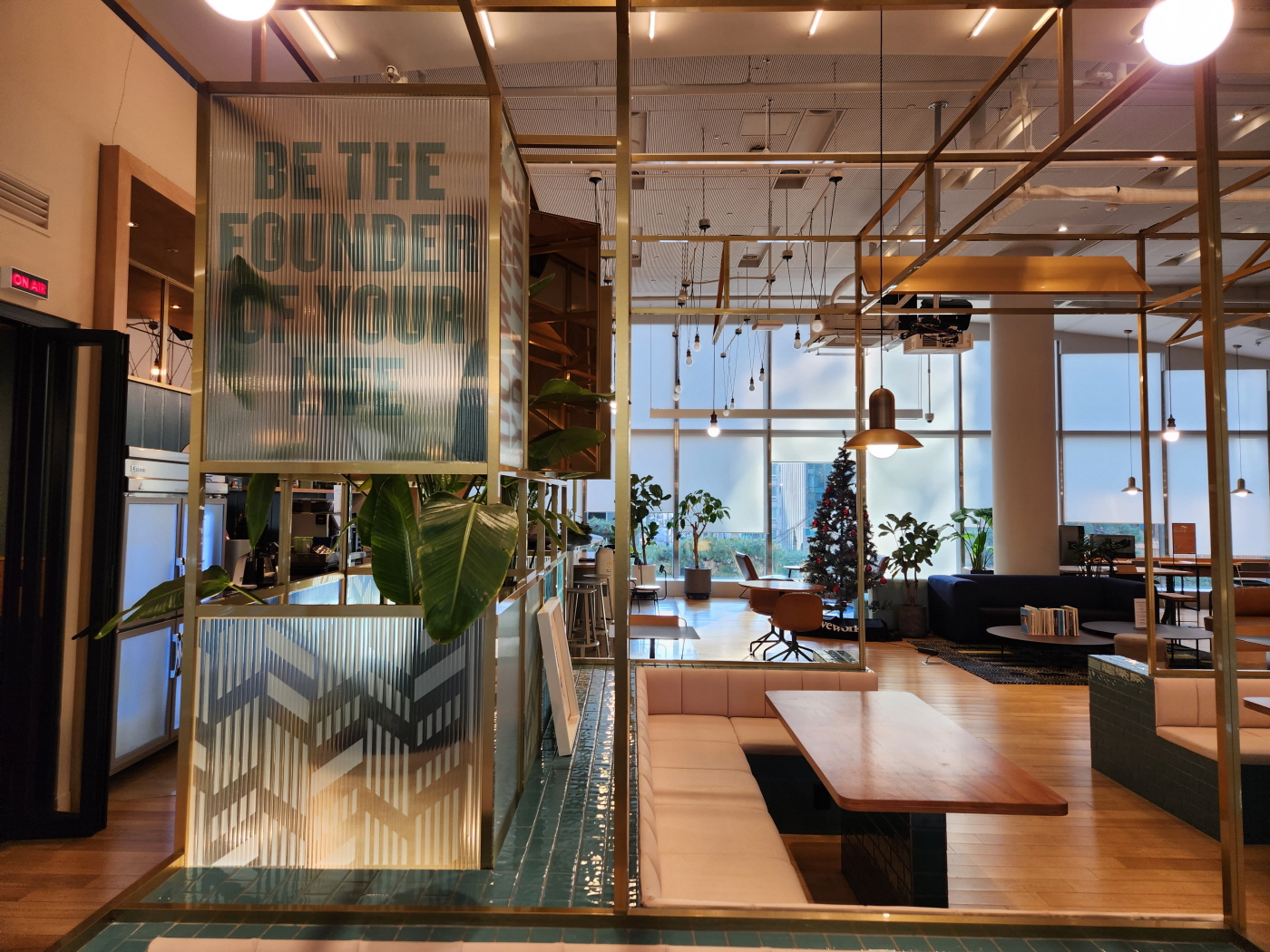 위워크 역삼 메인라운지 공간