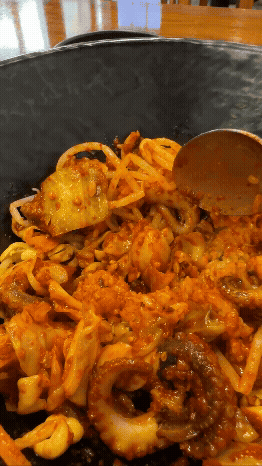 불쭈덮밥을 비빈 후 완성된 모습, 매콤한 양념과 쭈꾸미가 어우러진 강남역 쭈꾸미 맛집 메뉴