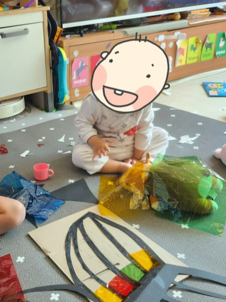 미술 활동 중인 아이