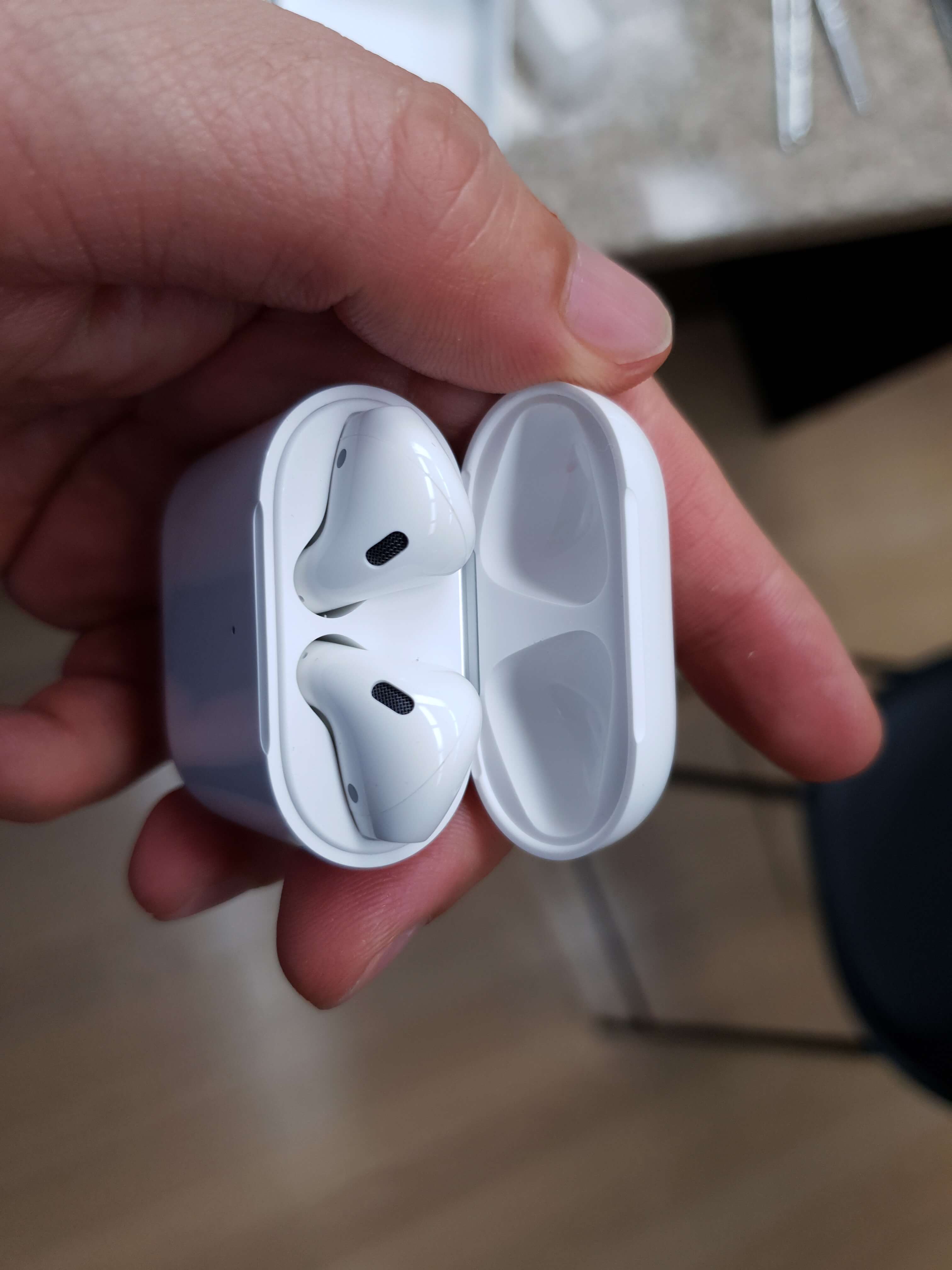 에어팟-2세대-무선충전-사진