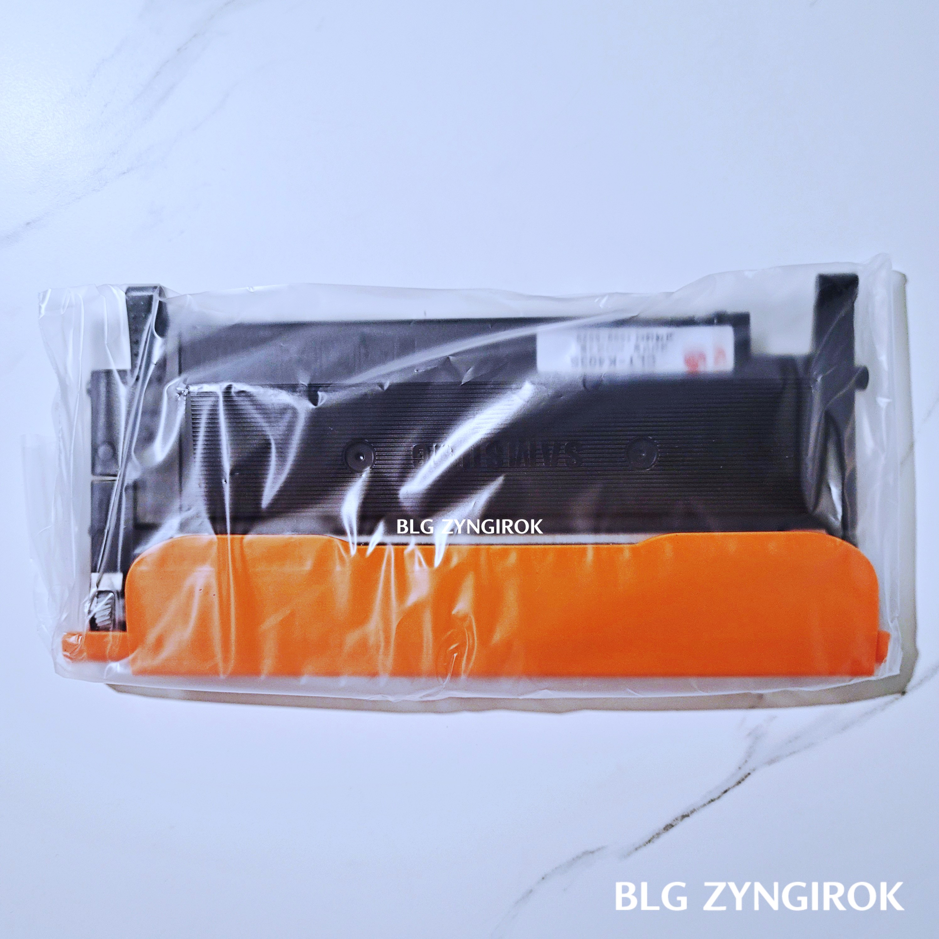 토너가 비닐에 싸여있다.