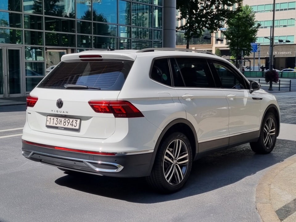 뒤에서 둘러본 티구안 올스페이스입니다.