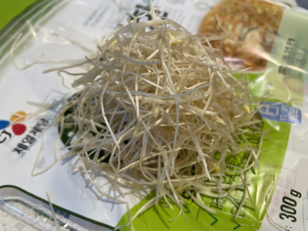 콩나물국 맛있게 끓이는 법 - 콩나물 꼬리 떼기 완료