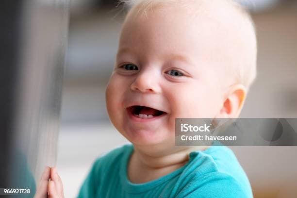 1. 눈을 안 마주친다고 모두 자폐는 아니다
아기가 눈을 잘 마주치지 않는다고 해서 무조건 걱정할 필요는 없습니다. 신생아부터 돌 무렵까지 아기의 시각 발달은 매우 빠르게 변화하며, 상황이나 기분, 건강 상태에 따라 눈 맞춤 정도도 달라질 수 있기 때문입니다. 생후 2~3개월 이전의 아기들은 아직 시력과 인지 능력이 충분히 발달하지 않았기 때문에, 자연스레 눈을 맞추는 시간이 짧거나 피할 수 있습니다. 실제로 많은 부모님들이 3개월 이전 아기의 눈맞춤 부족으로 큰 걱정을 하곤 하지만, 시간이 지나며 점차 사회적 관심이 높아지고 자연스레 시선도 교감도 증가하게 되는 경우가 대부분입니다.
또한, 배고픔, 졸림, 피곤함, 배 속 불편감 같은 생리적 이유로도 아기들은 눈을 피할 수 있습니다. 낯선 환경, 사람들의 과도한 자극, 조명 등의 영향으로 아기가 스트레스를 느껴 일부러 눈을 피하는 모습도 보일 수 있지요. 특히 발달이 정상 범위 안에 있는 아기들도 성격이나 기질에 따라 시선을 오래 유지하지 않는 경향이 있습니다. 이런 개별적 특성을 고려하지 않고 ‘눈을 안 마주친다 = 자폐’로 단정하는 것은 매우 위험한 판단입니다.
자폐 스펙트럼 장애(ASD)는 단순한 시선 회피만으로 진단되지 않으며, 반드시 여러 행동 지표와 전문적인 평가가 함께 이루어져야 합니다. 즉, 눈 맞춤이 부족하다고 해서 자폐를 확정 짓는 것이 아니라, 그 외에도 ‘공감력’, ‘놀이 참여도’, ‘언어 반응’, ‘감각 반응’ 등 다양한 요소들이 종합적으로 고려됩니다.
2. 어떤 행동들이 함께 나타날 때 의심할 수 있을까?
눈 맞춤 부족이 단서가 될 수는 있지만, 자폐 스펙트럼 장애를 의심할 수 있는 다른 특징들도 함께 살펴보는 것이 중요합니다. 예를 들어, 아기가 이름을 불러도 반응하지 않거나, 다른 사람의 표정에 반응하지 않는 경우, 관심 있는 대상만 반복해서 바라보는 경우 등이 함께 나타난다면 전문가의 상담을 받아보는 것이 좋습니다.
또한, 특정 장난감을 한 가지 방식으로만 반복해서 가지고 놀거나, 같은 동작을 수십 번 반복하는 행동, 감각에 민감하거나 무감각한 반응을 보이는 것도 대표적인 특성 중 하나입니다. 소리에 과도하게 놀라거나, 반대로 큰 소리에 아무런 반응을 보이지 않기도 하고, 회전하는 물체를 오랫동안 주시하거나, 손을 휘젓는 행동을 반복하기도 합니다. 언어 발달 면에서도 의미 없는 소리만 반복하거나, 말을 시작했다가 중단되는 경우도 종종 있습니다.
하지만 이 모든 행동 역시 단독으로는 의미가 부족합니다. 중요한 건 그 행동들이 얼마나 자주, 어느 시기에, 어떤 맥락에서 반복되는가입니다. 전문가들은 이런 패턴을 통해 ‘일시적인 발달 지연’인지, 아니면 ‘신경 발달상의 차이’인지 평가하게 됩니다. 다시 말해, 부모가 단 하나의 징후에만 집중하기보다는 전체적인 발달 흐름을 이해하고 관찰하는 것이 더 중요하다는 의미입니다.
3. 자폐 스펙트럼의 진단은 어떻게 이루어질까?
자폐 스펙트럼 장애의 진단은 단순한 검사가 아니라 여러 분야의 전문가들이 참여하는 종합적인 평가 과정을 거칩니다. 일반적으로는 소아청소년정신과, 발달클리닉, 재활의학과 등에서 진행되며, 부모 면담, 아동 행동 관찰, 표준화된 발달 검사 도구가 함께 활용됩니다. 그중에서도 많이 사용되는 도구로는 M-CHAT-R(자폐 선별 도구), ADOS(자폐 진단 관찰 스케줄), CARS(어린이 자폐 평가 척도) 등이 있습니다.
진단을 위해선 단순히 현재의 증상만 보는 것이 아니라, 아기가 태어나서 지금까지 어떤 발달 경로를 걸어왔는지를 세밀하게 살펴보게 됩니다. 이 과정에서 부모의 관찰 기록이 매우 중요하며, 특히 생후 6개월부터 24개월까지의 행동 변화에 대한 자세한 정보가 큰 도움이 됩니다. 일부 경우에는 뇌 MRI, 청력 검사, 유전자 검사 등이 추가로 이뤄질 수 있습니다.
진단을 받는다는 것은 단순한 ‘낙인’이 아니라, 필요한 지원을 조기에 받을 수 있는 첫걸음입니다. 실제로 많은 가정들이 조기 진단을 통해 맞춤형 치료 계획을 세우고, 아기의 성장에 긍정적인 영향을 주고 있습니다. 따라서 혹시라도 의심이 된다면 망설이지 말고 전문가의 진료를 받는 것이 좋습니다.
4. 자폐 스펙트럼은 개선이 가능한가?
자폐는 ‘불치병’이라는 오해가 여전히 존재하지만, 실제로는 조기 개입을 통해 놀라운 개선을 보이는 사례가 많습니다. 행동치료, 언어치료, 감각통합치료, 사회성 훈련 등 다양한 접근법이 있으며, 아기의 기질과 발달 상태에 맞춰 개별화된 프로그램이 제공됩니다. 조기 개입은 신경 발달이 활발한 시기에 뇌 기능을 유연하게 조정할 수 있게 해주기 때문에, 치료 효과도 훨씬 뛰어난 편입니다.
특히 생후 36개월 이전에 시작되는 개입은 아기의 전반적인 사회성, 의사소통 능력, 문제 해결력 향상에 큰 영향을 줍니다. 부모가 일상에서 아기와의 상호작용을 어떻게 만들어가느냐도 치료 못지않게 중요한 요소입니다. 최근에는 부모를 대상으로 하는 교육 프로그램도 많이 마련되어 있어, 가정에서도 치료적 환경을 조성할 수 있습니다.
무엇보다도 중요한 점은, 자폐라는 진단이 결코 끝이 아니라는 사실입니다. 아이는 여전히 무한한 가능성을 지닌 존재이며, 그 가능성은 사랑과 관심 속에서 얼마든지 피어날 수 있습니다. 많은 자폐 아동들이 음악, 미술, 수학, 기억력 등 특정 분야에서 뛰어난 능력을 보이기도 합니다.
5. 이 글을 읽는 부모님께 드리는 위로의 마음
지금 이 글을 읽고 있는 당신은 얼마나 많은 고민과 걱정 속에서 이 글에 도달했을까요. 아기가 눈을 잘 마주치지 않는다는 이유만으로 불안해하고, 다른 아이와 비교하며 밤잠을 설쳤을지도 모릅니다. 하지만 꼭 기억해주세요. 모든 아기는 각자의 시계로 자라고 있고, 부모는 그 곁에서 가장 깊은 사랑으로 기다려주는 존재입니다.
혹시라도 진단이 내려졌다고 해도, 그것은 끝이 아니라 시작입니다. 아이와 함께 걸어갈 수 있는 방향을 찾는 첫 발자국일 뿐입니다. 무엇보다 부모님의 따뜻한 시선과 일관된 관심이야말로 그 어떤 전문가보다도 아이에게 큰 힘이 됩니다. 자책하지 말고, 걱정에 갇히지 마세요. 지금도 당신은 아이를 위해 최선을 다하고 있습니다. 그 마음이 아이에게 가장 큰 희망이 됩니다.