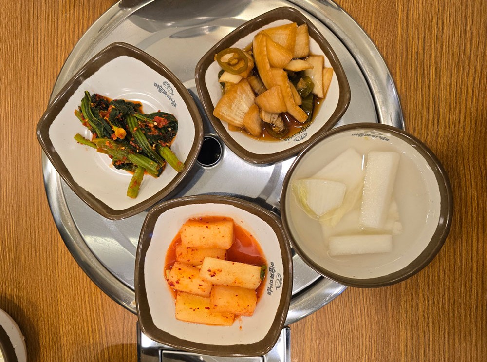 기본찬은 깍두기, 갓김치, 장아찌, 동치미