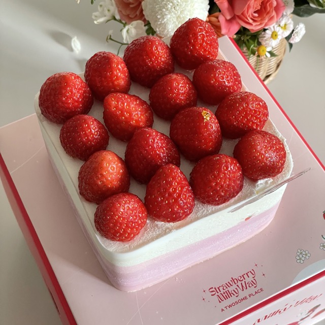 투썸플레이스-스트로베리-밀키-웨이-딸기케이크