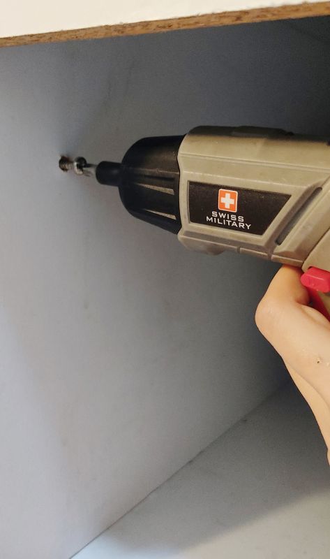 싱크대끼리 연결되어있는 나사를 드릴로 풀어 분리시켜주는사진