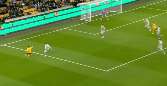 황희찬 크로스 하는 장면