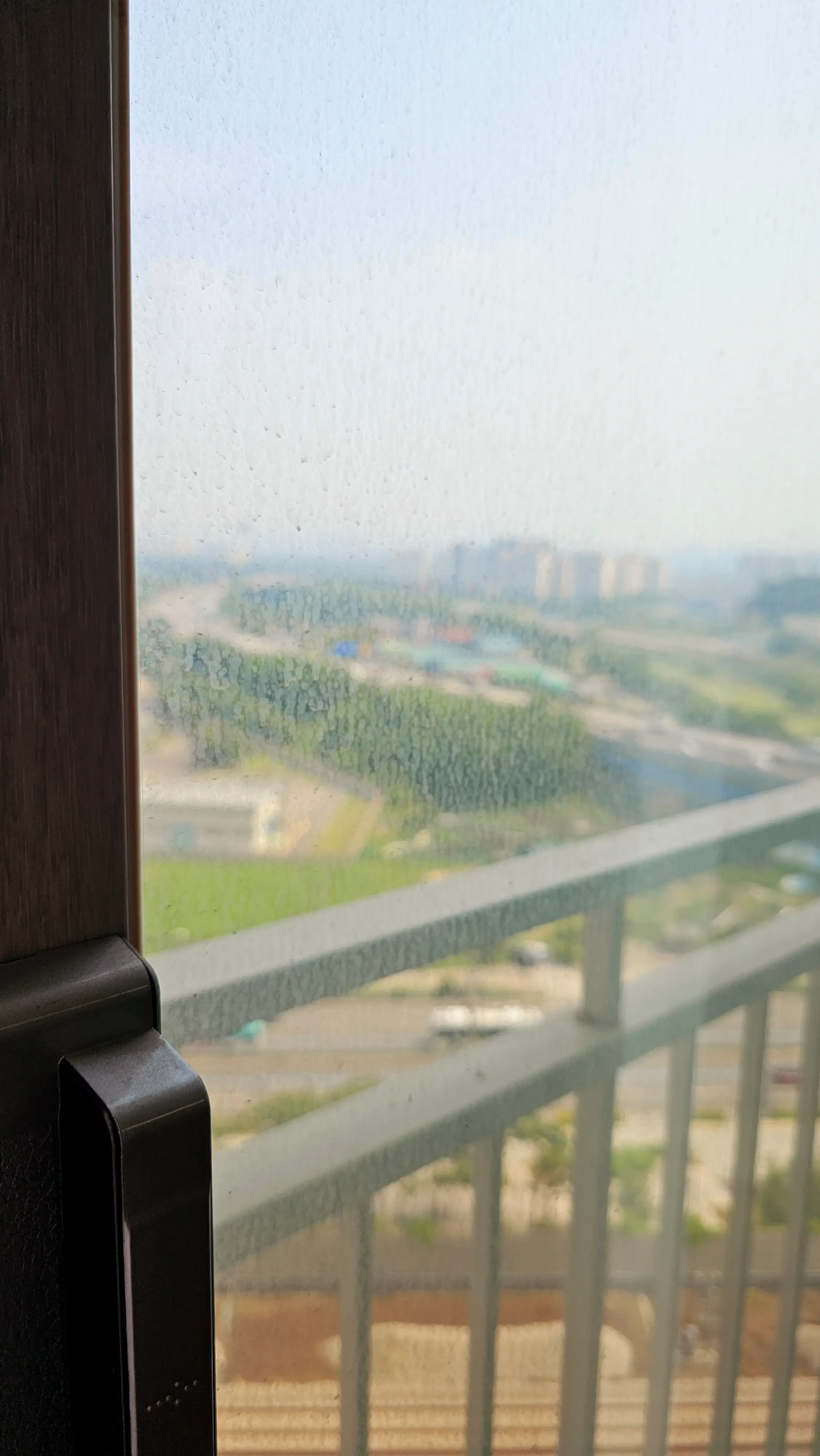 거실 샤시 청소 전