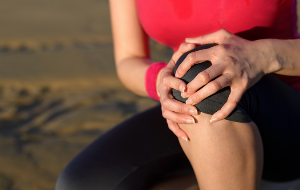 무릎 통증이 너무 심해서 무릎을 누르는 주자 여자아이