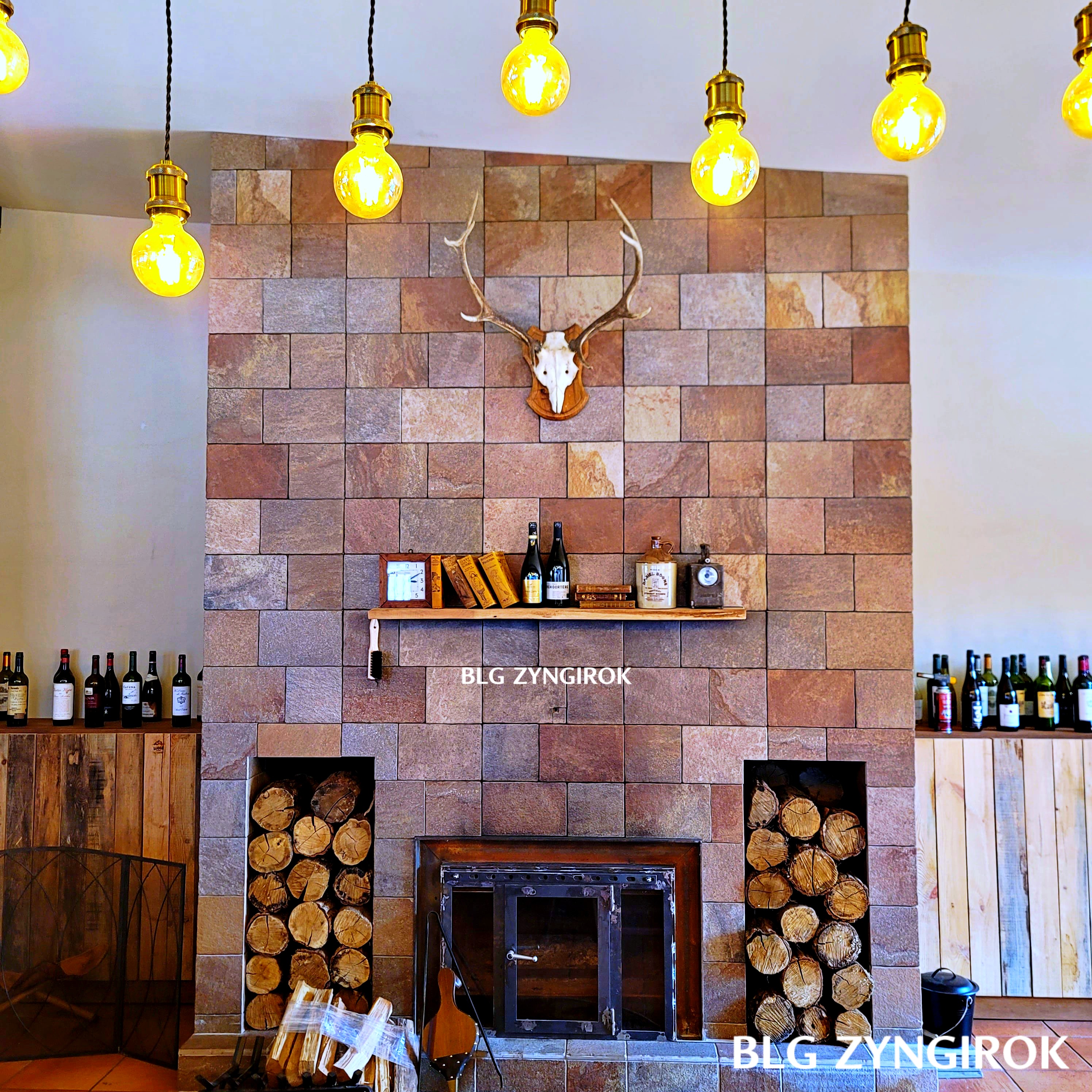 양주 카페 럿지 LODGE 2층 벽난로 장식 모습이다.