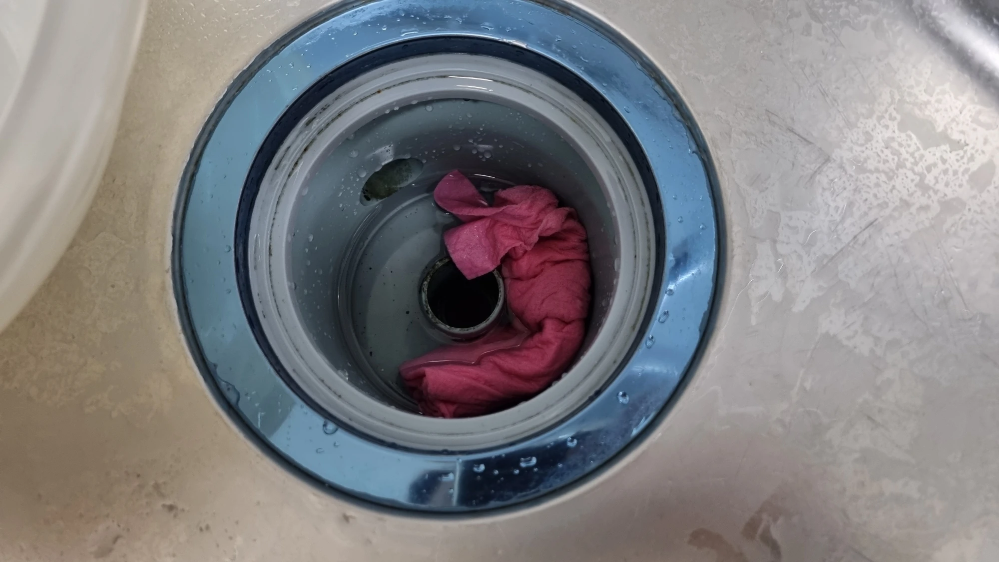 싱크대 배수구 모습