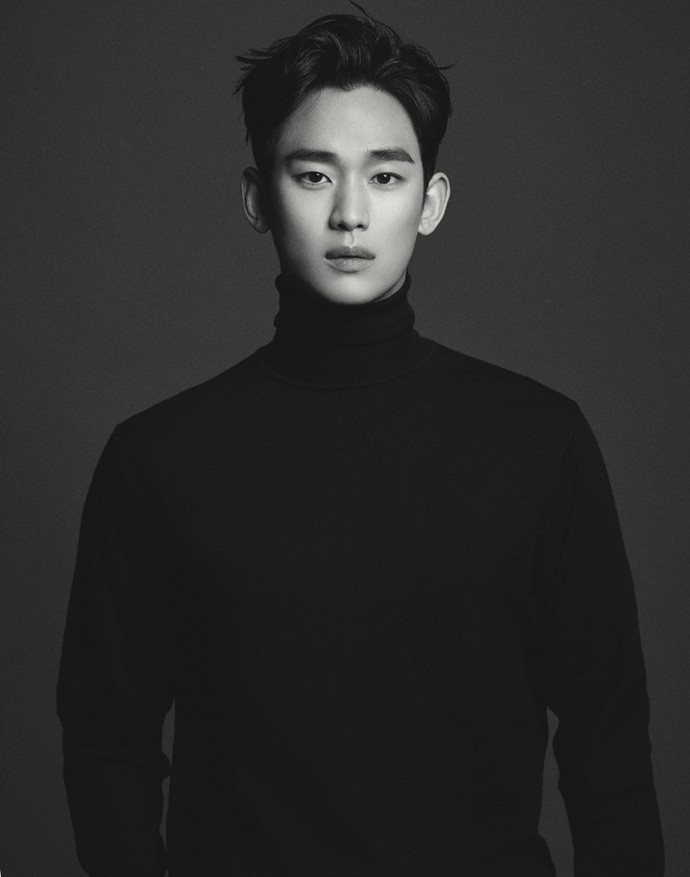 김수현 흑백사진