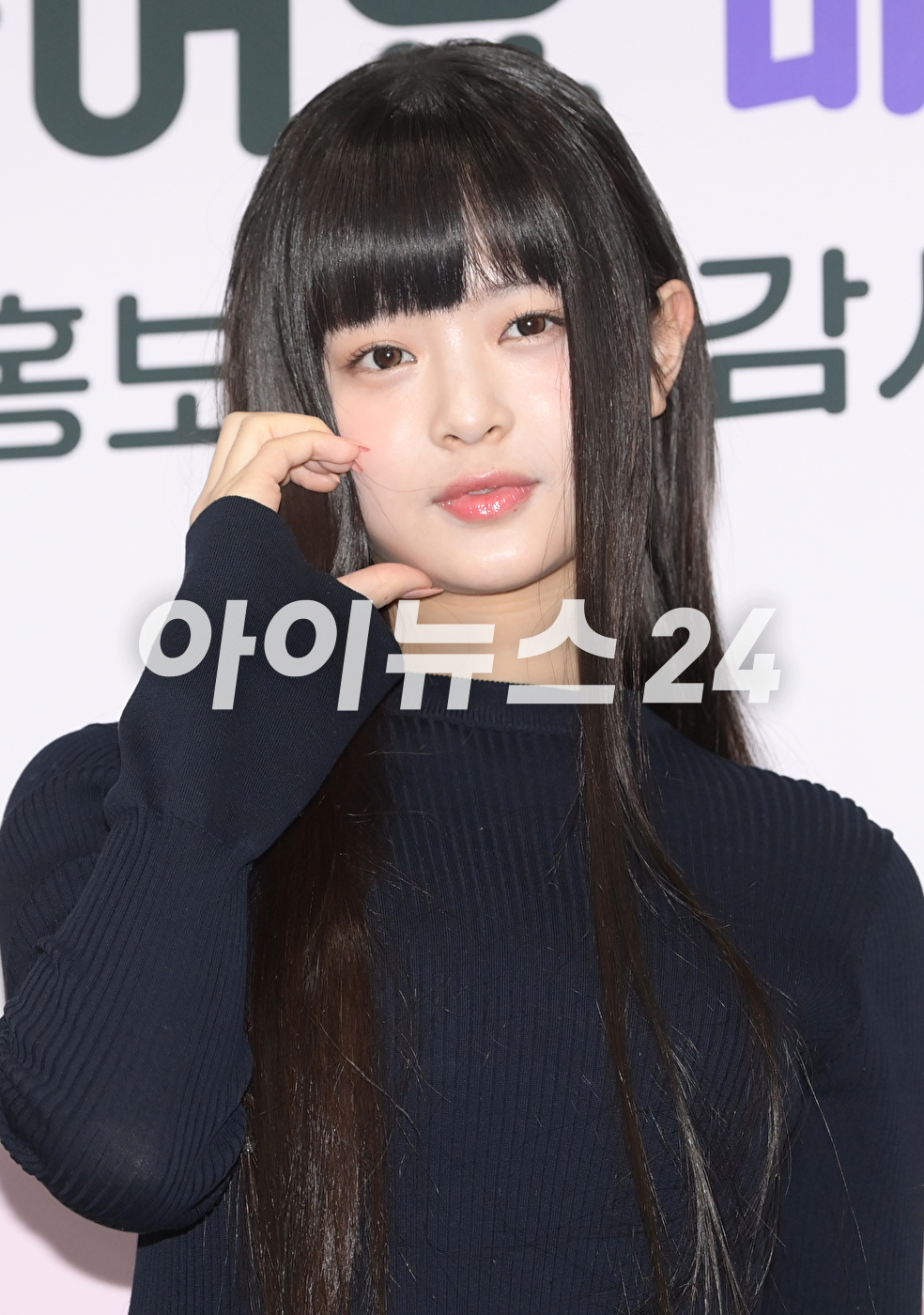 그룹 뉴진스 하니가 16일 오전 서울특별시청에서 열린 서울홍보대사 감사패 수여 및 위촉식에 참석해 포토타임을 갖고 있다. [사진=정소희 기자]