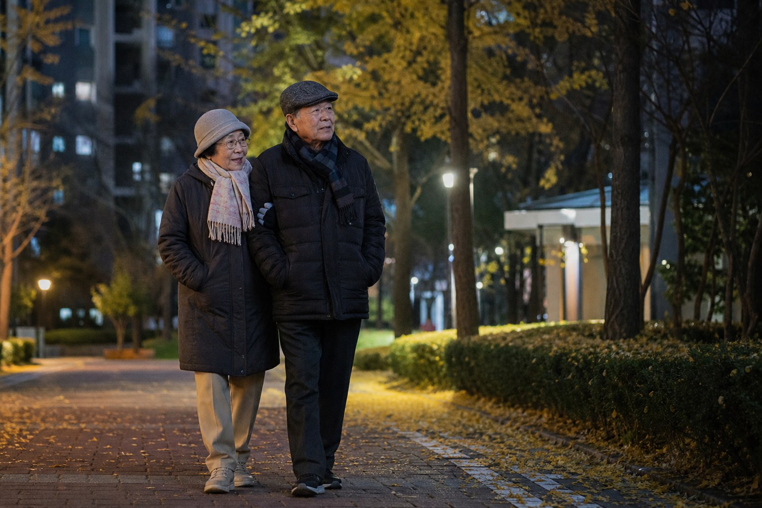 추운 날 뇌졸중 예방, 따뜻하게 입고 산책하는 노부부 예시 이미지
