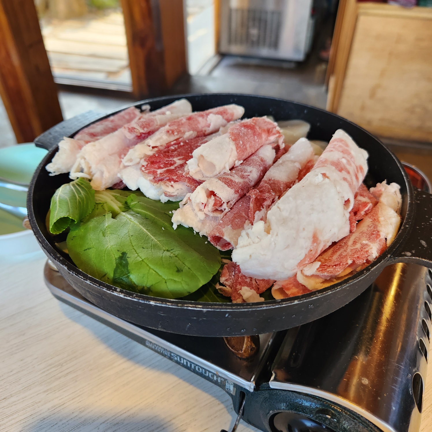 냄비에 놓여있는 차돌박이, 관자