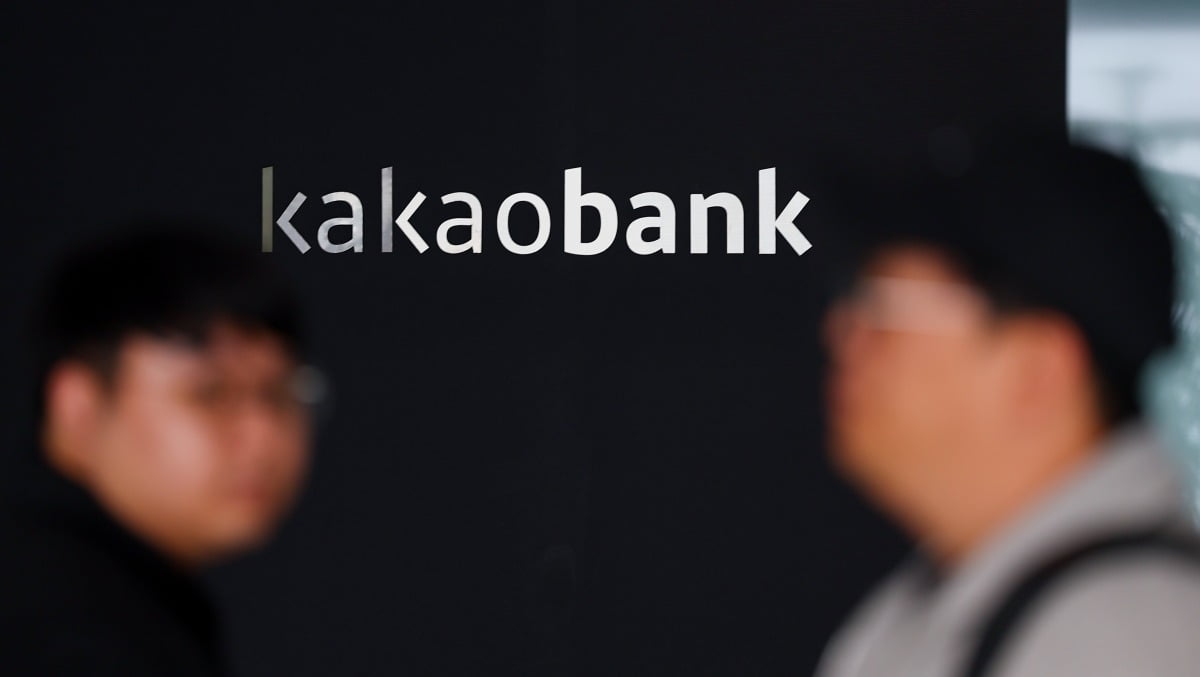 카카오뱅크의 주담대 잔액의 경우 작년 8월 19조3000억원에서 올해 8월 24조9000억원으로 29% 늘었다.