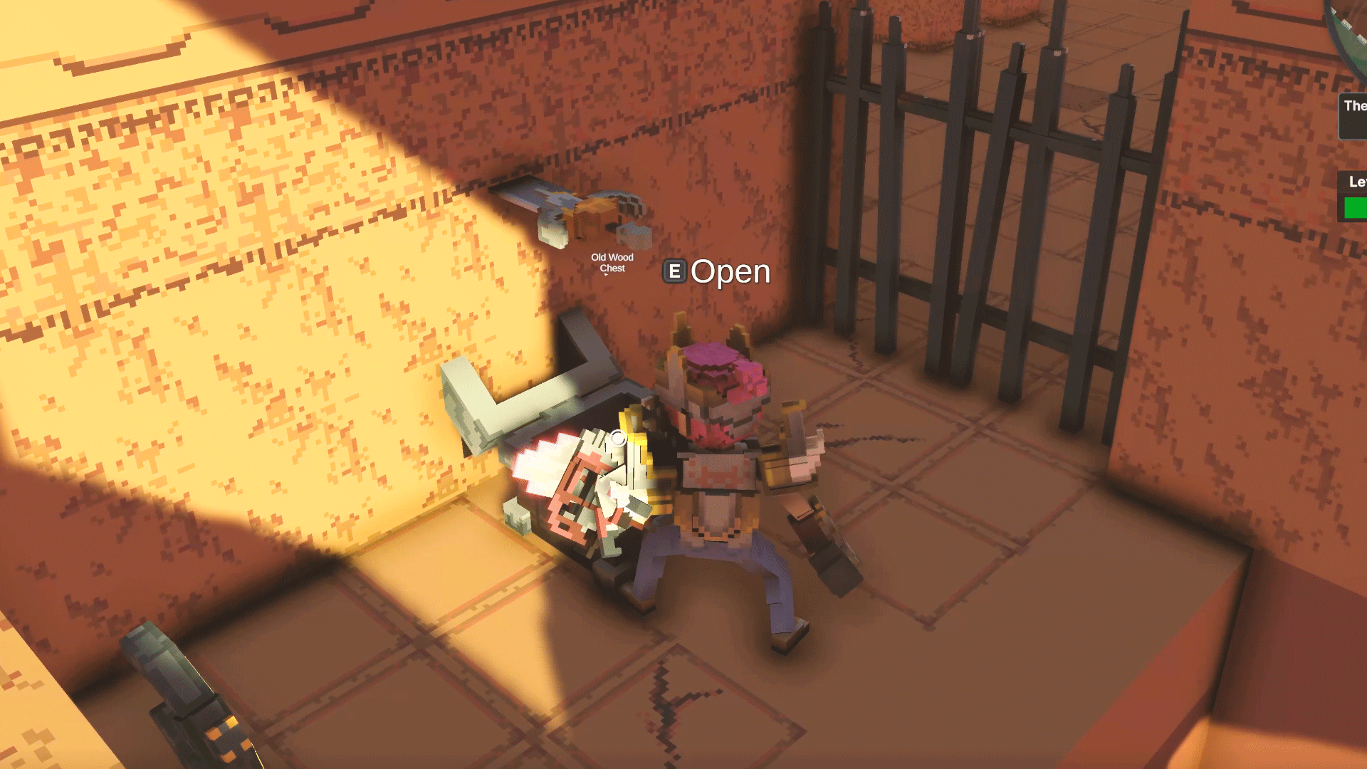 숨겨진 상자를 열어보고 있다.