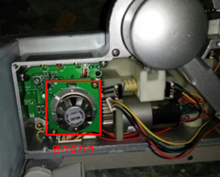 연기감지기 내장형 자동폐쇄장치(출처 - 한국소방안전원)