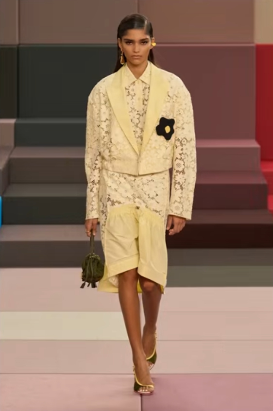 관능미와 여유를 동시에, 레이스 소재의 확장