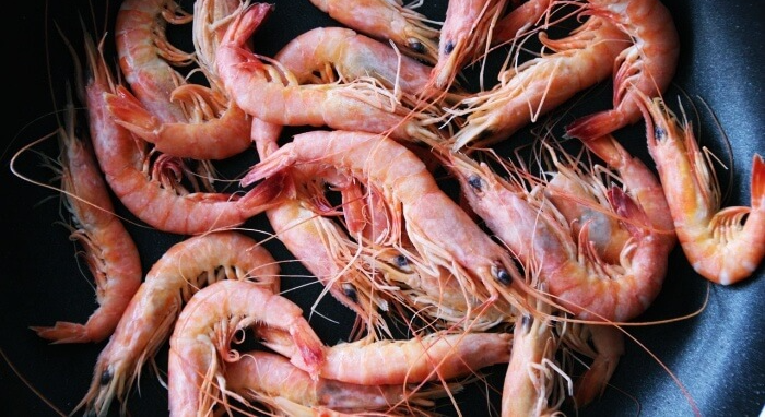 팬에-조리가된-새우