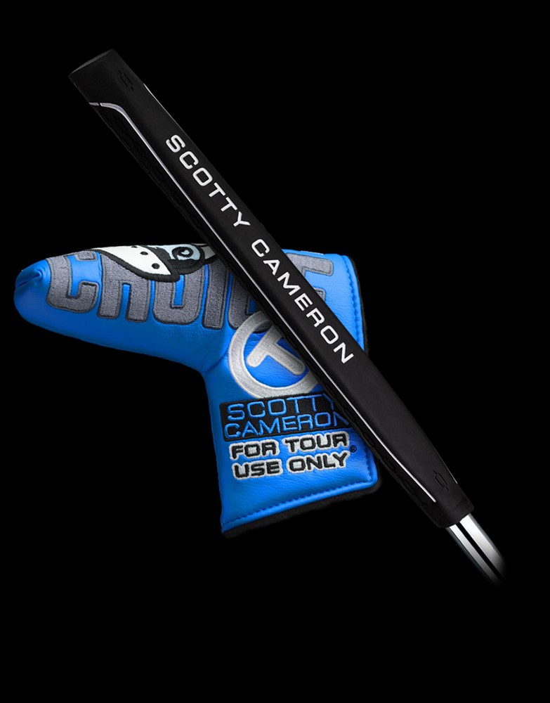 Scotty Cameron Studio Style Newport 2+ Tour의 블랙 풀 콘택트 그립과 블루 컬러의 투어 전용 커버, CHOICE 문구와 서클 T 로고 강조