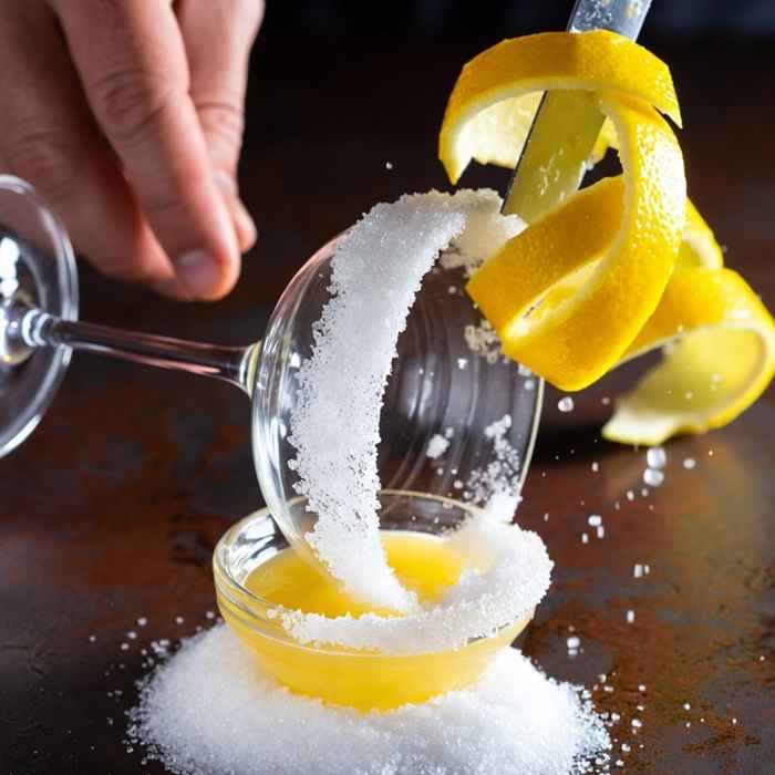 잔 입구에 설탕을 입혀 반짝이는 크러스트를 만드는 정교한 제조 과정