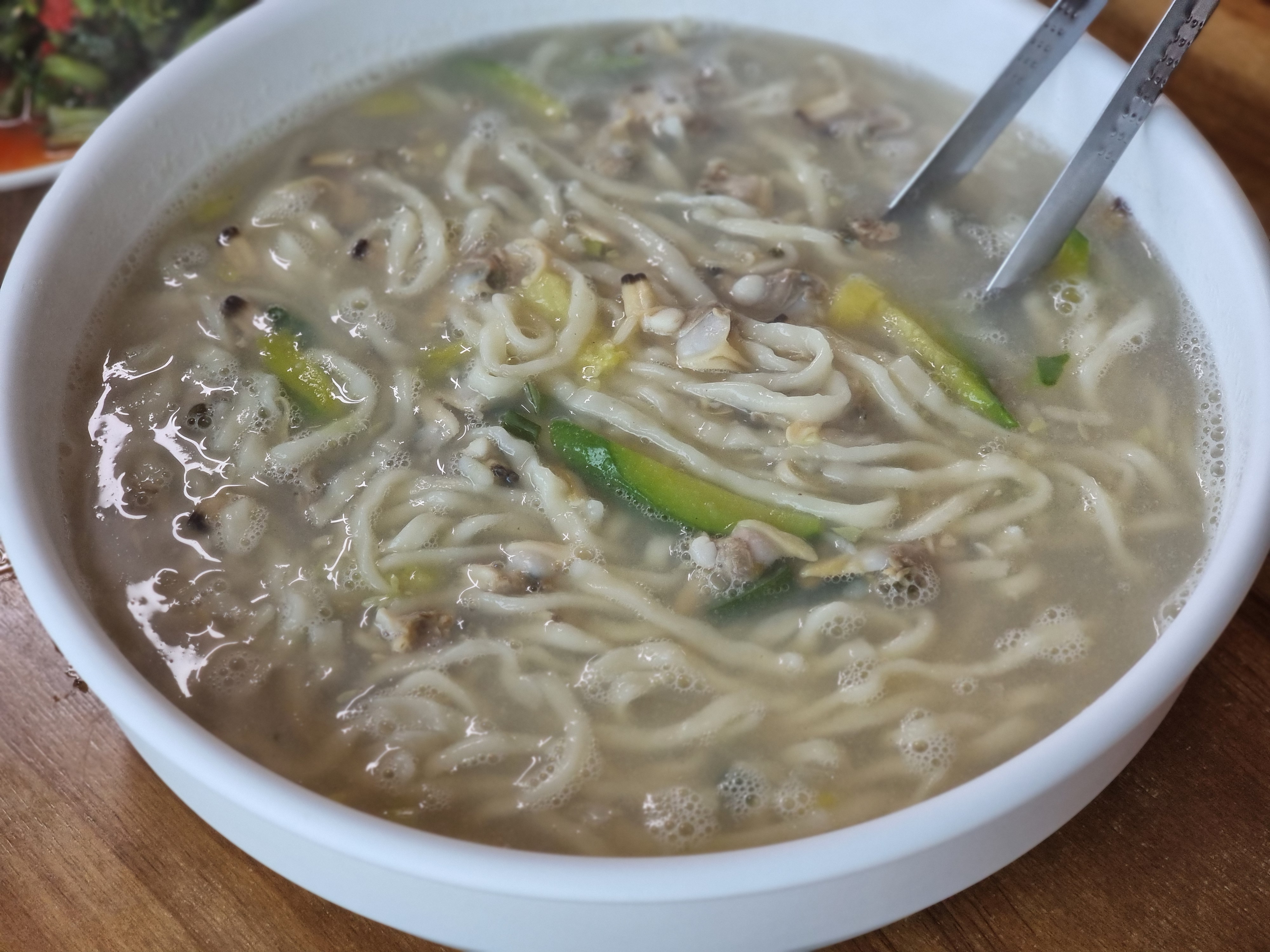 기본 바지락 칼국수. 이미 바지락 폭탄 수준 가성비가 정말 미쳤습니다.