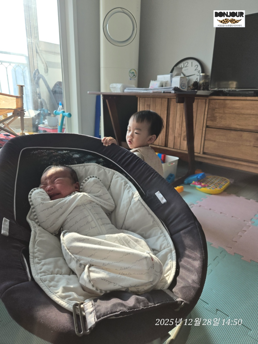 생후 4~5주 아기 등센서로 눕히면 우는 모습, 신생아 잠투정