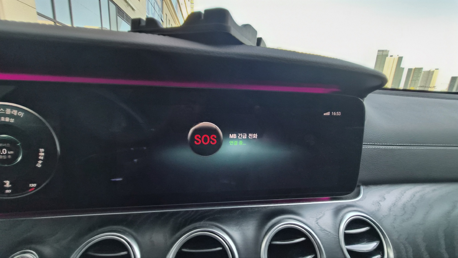 벤츠 인포테인먼트 디스플레이에 표시된 MB SOS 긴급전화 연결 화면