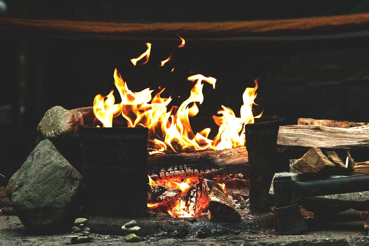 거칠게 쪼개진 장작 위로 이글거리는 불꽃이 춤을 추듯 타오른다. 붉은 기운을 머금은 불꽃은 어둠 속에서 유일한 빛이 되어 주변을 따뜻하게 물들인다. 돌로 둘러싸인 이 조촐한 모닥불은 단순한 열원이 아니라, 사람들의 이야기가 시작되는 자리, 고요한 밤을 감싸는 안식처가 된다. 나무가 타들어 가며 내는 탁탁거리는 소리, 연기 사이로 피어오르는 온기가 감성을 자극하는 사진.