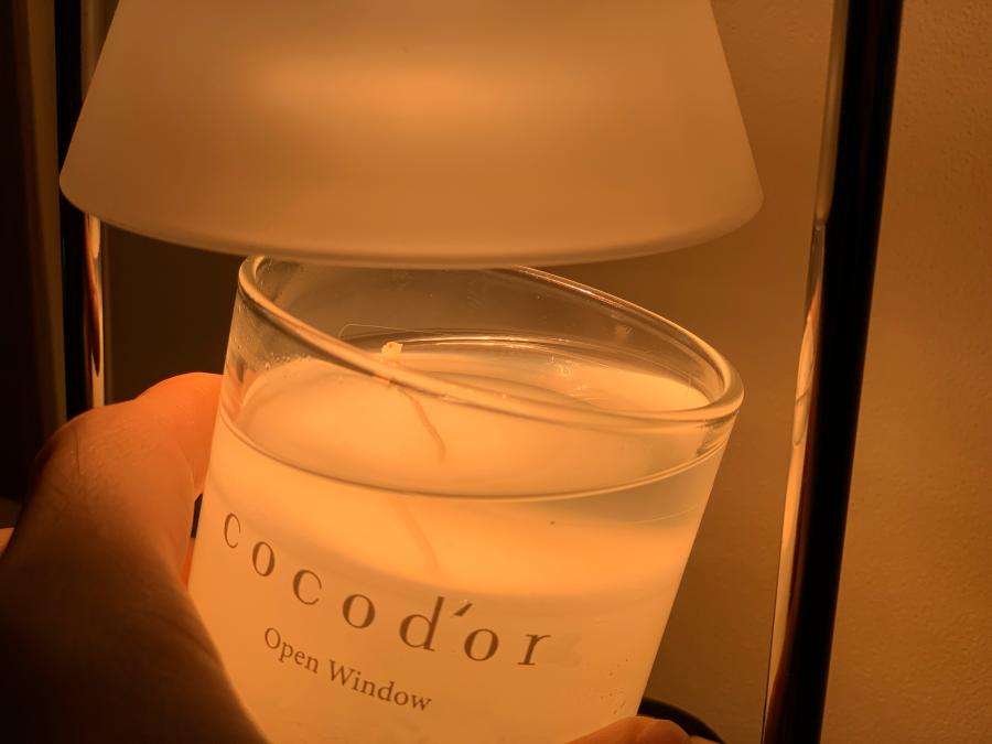 캔들워머에 녹아서 액체화가 되어 버리기 직전의 캔들