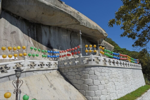 석벽 위에 단단하게 새겨진 마애관음좌상