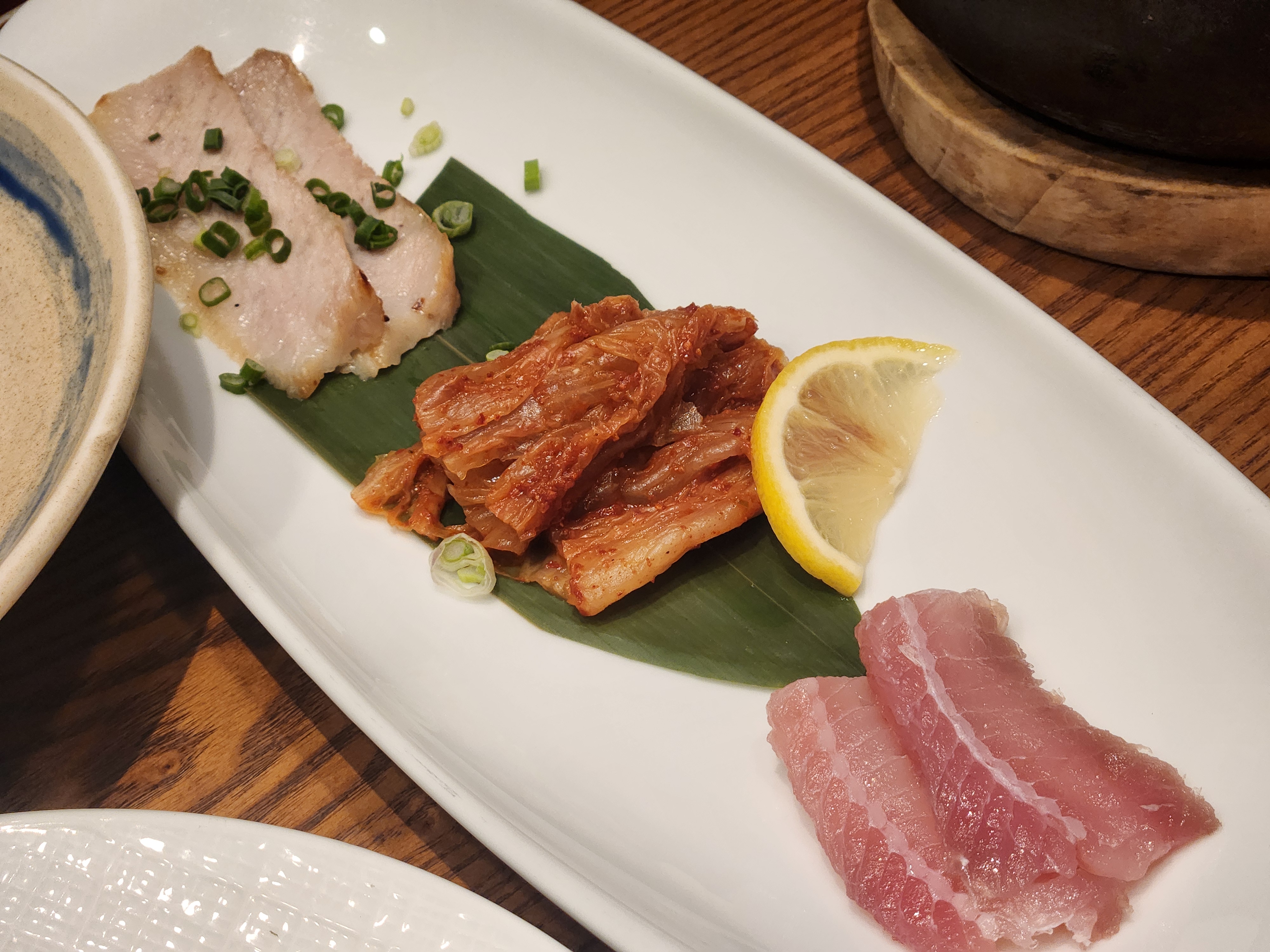 가매일식 점심 코스, 홍어·돼지고기·묵은지로 구성된 전라도식 홍어 삼합 한 접시