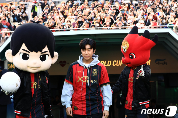 시축을 위해 그라운드로 등장하는 임영웅