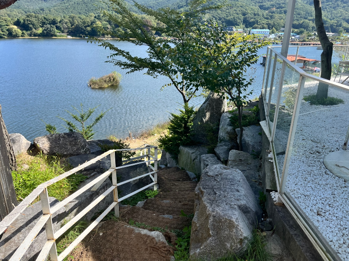 우금저수지 내려가는 길