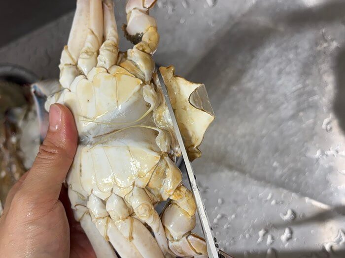꽃게 배껍질 제거하는 사진 