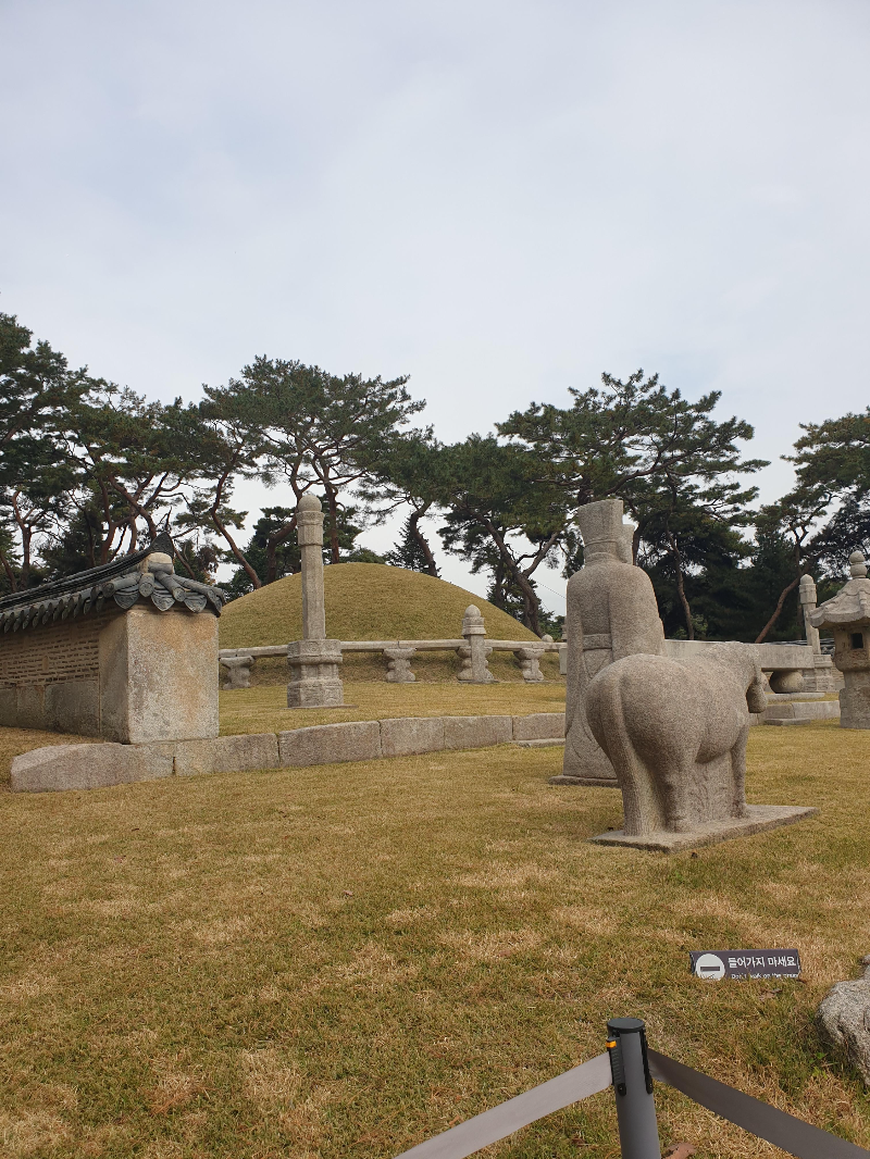영능 주위로 다양한 석물들이 보인다.