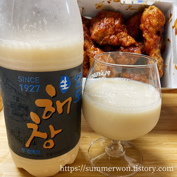 해창막걸리 12도 컵에 부어놓은 사진