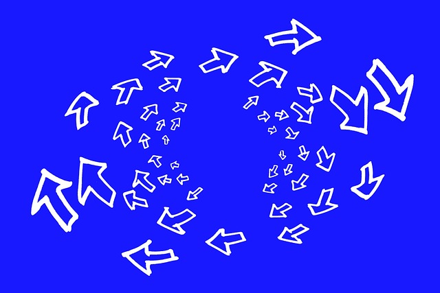 "파란 배경 위에 흩어져 나선형을 이루는 흰색 화살표 무리. 방향성과 다중 경로를 상징하는 이미지."