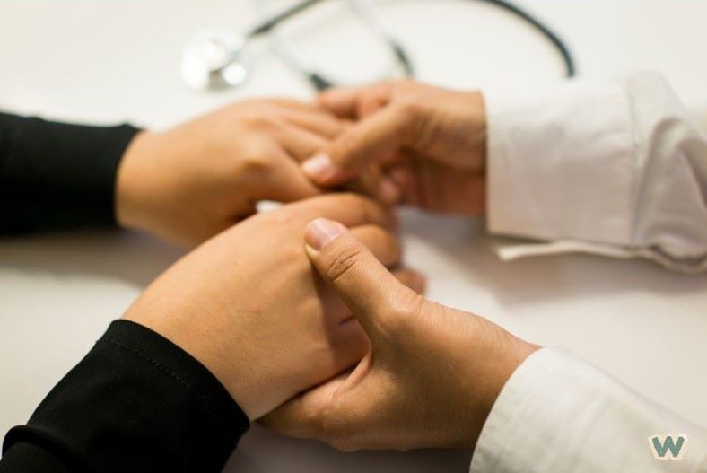 공황장애로 힘들어하는 가족을 따뜻하게 위로하고 격려하는 모습, 손을 잡으며 정서적 지지를 보여주는 장면 via canva