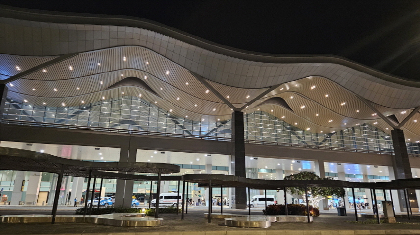 깜란공항 외부모습