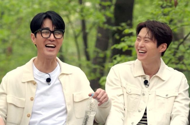 틈만나면에서 제기차기를 하는 공명과 지켜보는 차승원